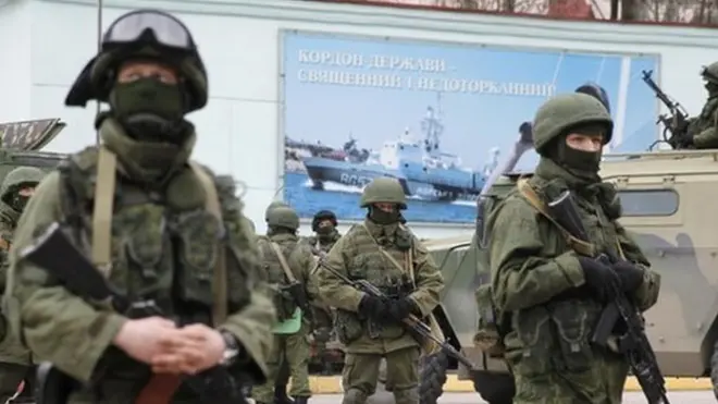 Asal-usul 'orang-orang hijau kecil' tidak jelas, tapi mereka memakai seragam tentara Rusia dan dilengkapi persenjataan Rusia.