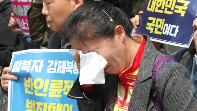 탈북난민북송반대부산시민연대와 전국통일광장기도연합의 한 회원이 지난 3월 서울 중구 서울중앙우체국 앞에서 열린 중국정부의 탈북난민 강제북송 중단 촉구 기자회견에서 눈물을 흘리고 있다