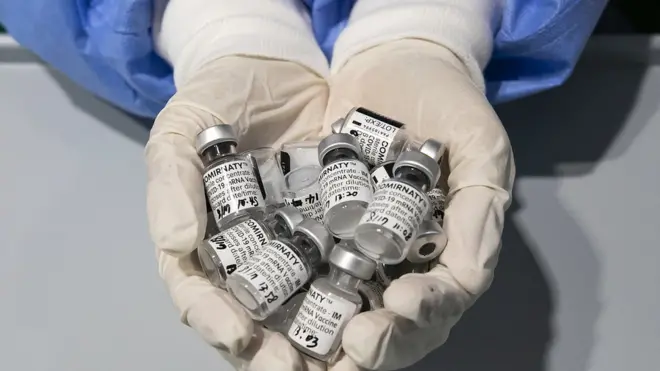 지난 17일 서울 서대문구 북아현문화체육센터에 마련된 코로나19 예방 접종에 쓰인 화이자 백신