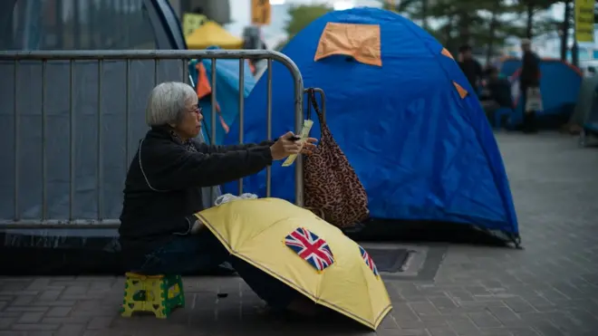 连日来有示威者在立法会外扎营抗议。