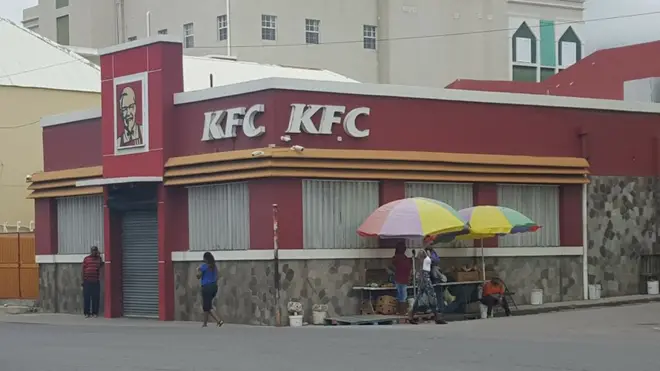 Gerai restoran di Montserrat dilapisi penutup guna meminimalkan dampak Topan Irma.