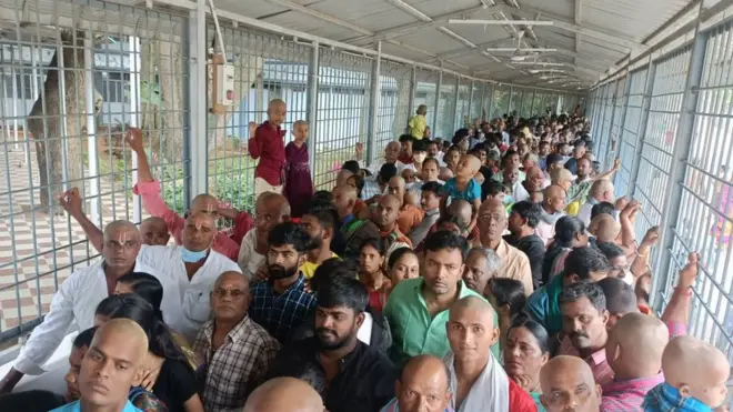 తిరుమల క్యూ లైన్లలో భక్తులు