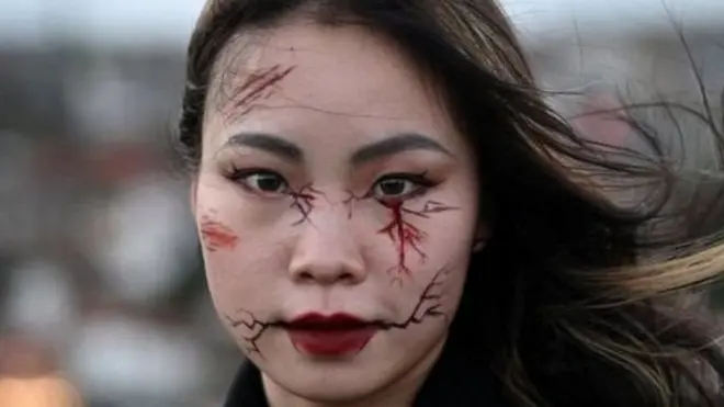 ఉత్తర ఇంగ్లండ్లో ఆర్నెళ్లకోసారి నిర్వహించే విట్బై గోథ్ వీకెండ్ ఫెస్టివల్లో ఓ యువతి.