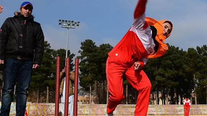 2015 में हेरात में क्रिकेट के मैदान में मैच खेलती लड़कियां