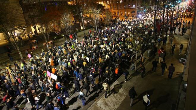 толпа протестующих в Сиэттле