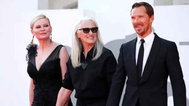 فیلم قدرت سگ با ۱۲ نامزدی پیشتاز است - عکس: بندیکت کامبربچ (نامزد بهترین بازیگر مرد)، جین کمپیون (بهترین فلیلم و کارگرانی) و کرستن دانست (بهترین بازیگر نقش مکمل زن)