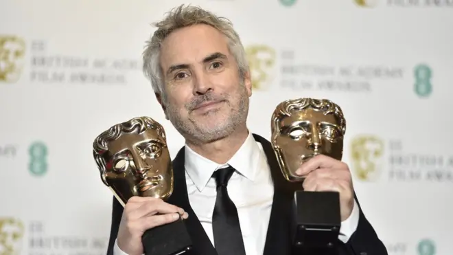 El mexicano Alfonso Cuarón recibió el Bafta a mejor dirección por su trabajo en "Roma", elegida mejor película.