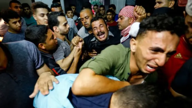 Para pejabat kesehatan Hamas di Gaza mengatakan empat orang Palestina tewas akibat serangan Israel tersebut.