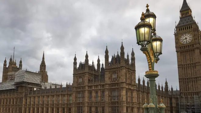 Pemerintah Inggris pernah mewacanakan pelarangan organisasi Hizbut Tahrir namun hingga sekarang organisasi ini dibolehkan melakukan kegiatan.