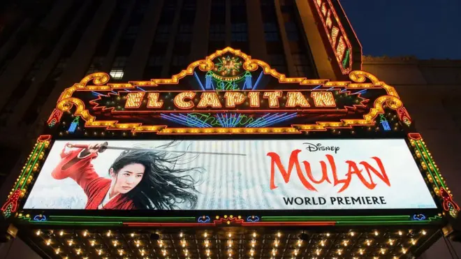 Reklame penayangan "Mulan" di sebuah bioskop di Hollywood, California, Amerika Serikat, Maret lalu.