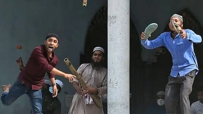 ढाका के बैतुल मुकर्रम इलाक़े में पुलिस और प्रदर्शनकारियों के बीच हिंसक झड़प हुई है