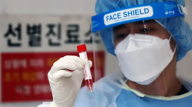 영국발 변이 코로나19 바이러스가 국내에도 유입된 것으로 확인된 가운데 29일 경기 김포시 뉴고려병원 선별진료소에서 의료관계자가 검사 도구를 확인하고 있다