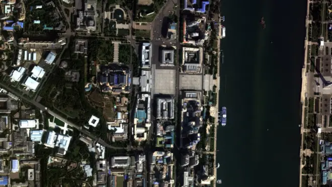 사진에는 인민대학습당과 조선중앙역사박물관, 조선미술박물관, 평양제1백화점 등 평양 김일성 광장 일대 건물의 형태가 선명하게 담겼다