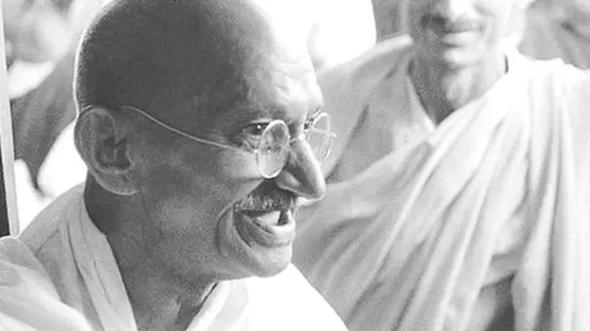 گاندھی کے قتل پر پاکستان کے وزیراعظم لیاقت علی خان نے اپنے ایک بیان میں کہا کہ اس نازک وقت میں انڈین سیاست سے گاندھی کا اٹھ جانا ناقابل تلافی نقصان ہے