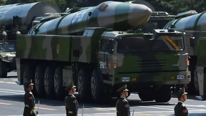 Pekindəki bir paradda DF-26 mərmilərini daşıyan hərbi vasitələr
