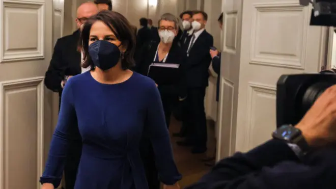 آنالنا بربوک در هنگام خروج از نشست وزرای خارجه گروه هفت که در حاشیه کنفرانس امنیتی مونیخ برگزار شد