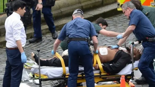 Polisi menembak pelaku serangan, Khalid Masood setelah ia menabrak mobil ke pejalan kaki dan menikam polisi.