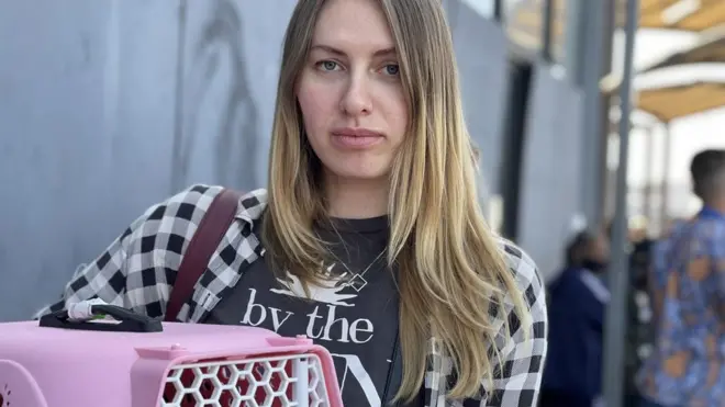 En la caja rosada lleva a su gato.