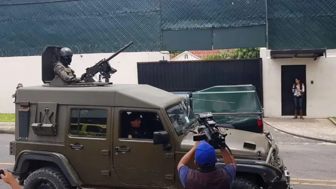 Vehículos militares se posicionaron frente a la sede de la CICIG.