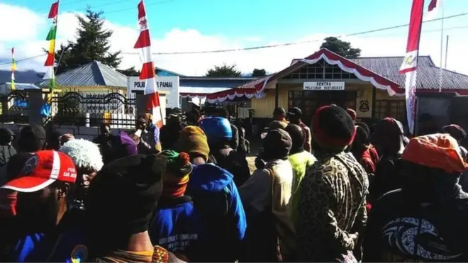 Warga berkumpul di depan kantor Polres Paniai. Deiyai berada di dalam wilayah Paniai.