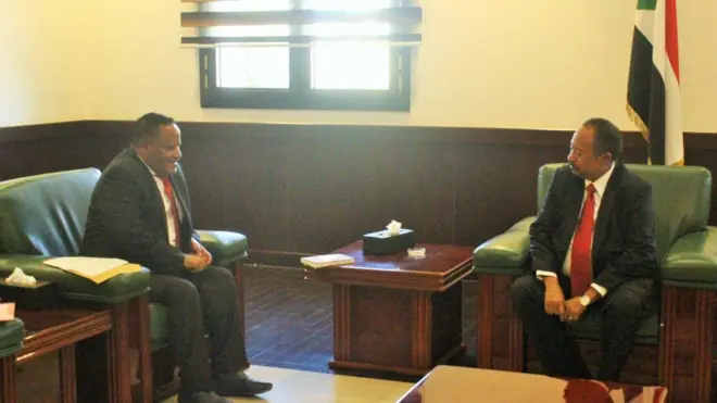 ኣምባሳደር ሽፈራው ጃርሶ ምስ ቀዳማይ ሚኒስተር ሱዳን ዓብደላ ሓምዶክ ተዘራሪቡ