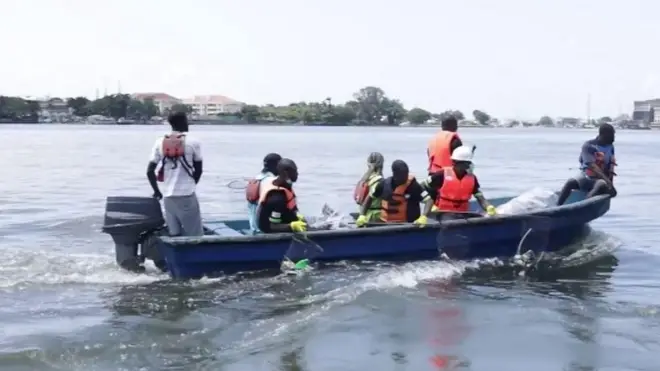 Pipo wey dey inside boat