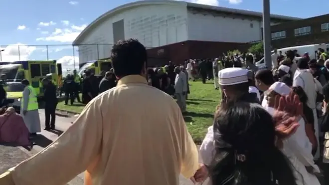 بالفيديو: سيارة تصدم مسلمين في نيوكاسل