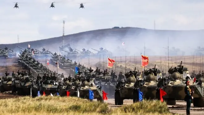 تجري روسيا أكبر مناورات عسكرية منذ الحرب الباردة وبمشاركة الصين ومنغوليا. وتشارك في المناورات أكثر من 36 ألف دبابة ومدرعة وألف طائرة بالاضافة إلى أكثر من 100 ألف عسكري.