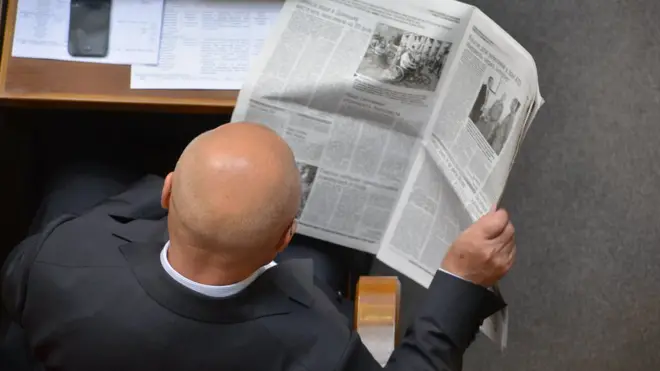 В ходе заседаний Верховной Рады депутаты читают газеты на украинском языке