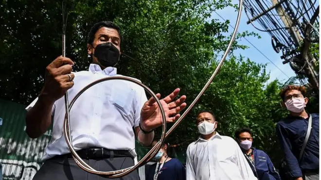 นายชัชชาติ สิทธิพันธุ์ เจอสายไฟระโยงระยางที่ขาดลงบนท้องถนน ขณะลงพื้นที่ฝั่งธนบุรี 24 พ.ค.