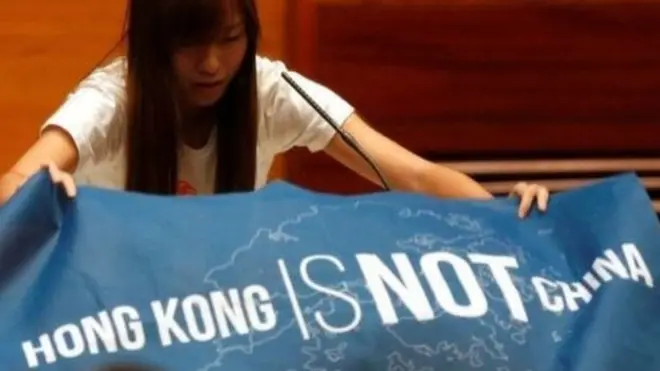 හොංකොං සභිකයන් දෙදෙනකුට චීනයෙන් බාධා