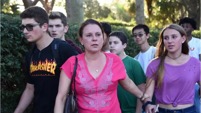 امریکہ ریاست فلوریڈا کے شہر پارک لینڈ میں ایک ہائی سکول میں فائرنگ کے واقعے میں کم از کم 17 افراد ہلاک ہوگئے ہی