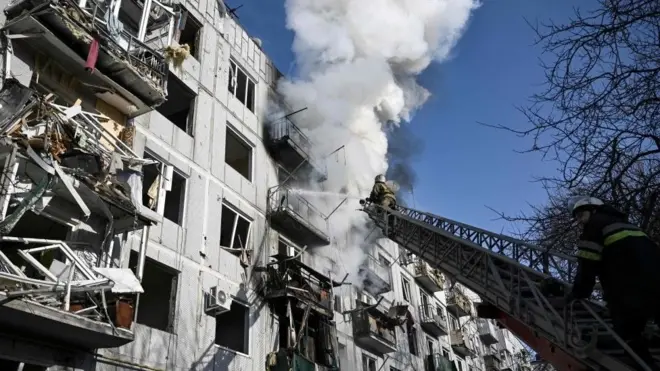 රුසියාව යුක්රේන ආක්රමණය කරයි