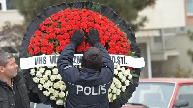 Полиция проверяет цветы, отправленные в российское посольство сочувствующими