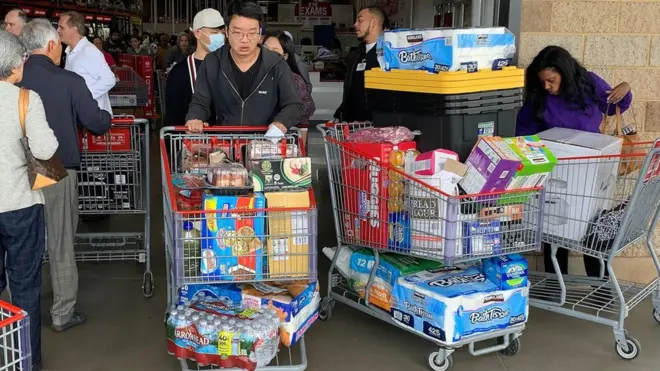 Мешканці Лос-Анджелеса закупають їжу, воду і туалетний папір 29 лютого. Одна з причин такої поведінки - стадний інстинкт