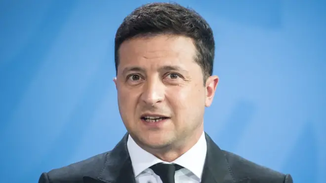 Президент Украины Владимир Зеленский предложил тем жителям Донбасса, которые считают себя россиянами, определиться, дома они или в гостях