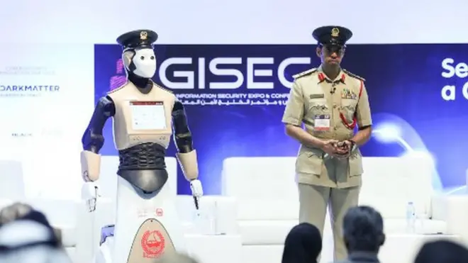 Robot ya polisi akisimama na Brigadier Al Razooqi Dubai