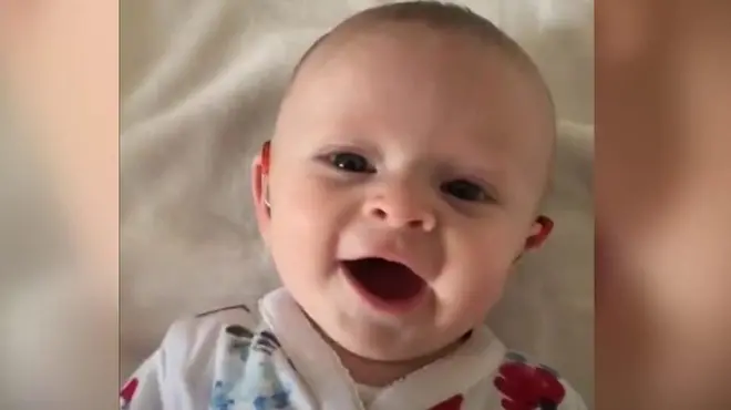 تتحمس الرضيعة جورجينا عنما يضع لها والديها سماعة الأذن لتتغلب على الصمم وتسمعهما