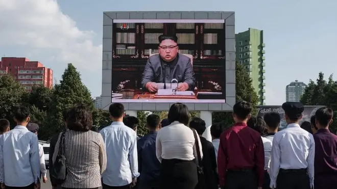 Жители Северной Кореи слушают выступление своего вождя