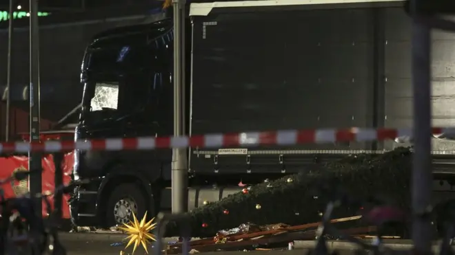 Polisi mengatakan supirnya sudah ditangkap dan seorang penumpang truk tewas.