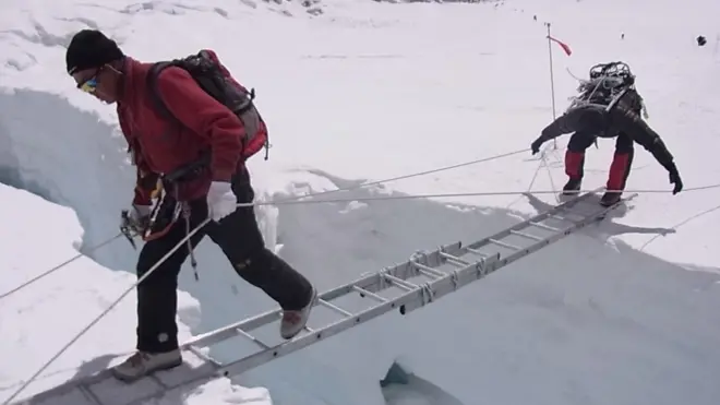 बाटो बनाउँदै