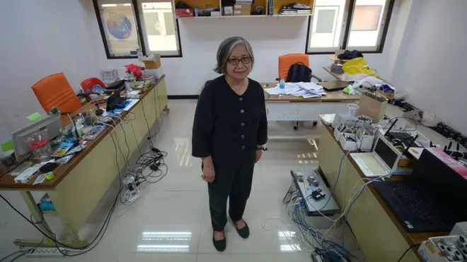 ศ.ดร.กาญจนา ในห้องทำงานที่ intERLab สถาบันเทคโนโลยีแห่งเอเชีย (AIT)