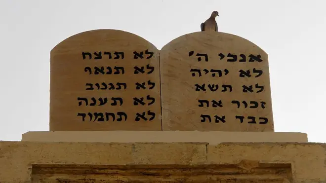 Древние синагоги часто украшают табличками с перечислением Десяти заповедей