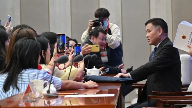 央行行長潘功勝放出一系列強刺激政策後兩小時，股市迎來第一輪大漲。