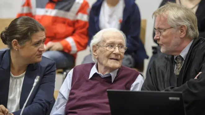 Оскар Гренинг и его адвокаты на процессе 2015 года