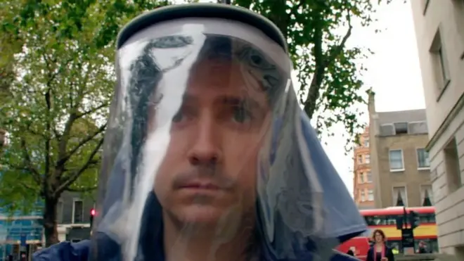 Alex akiwa amevalia kifaa kilichotengezwa na wazazi wake kumlinda dhidi ya jua kali