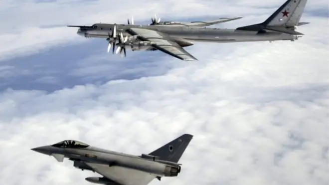 Phi cơ Typhoon của Anh nghêng tiếp Tu-95 của Nga ở Đại Tây Dương
