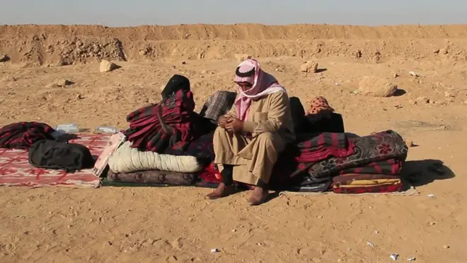 لاجئ عالق وسط الصراع