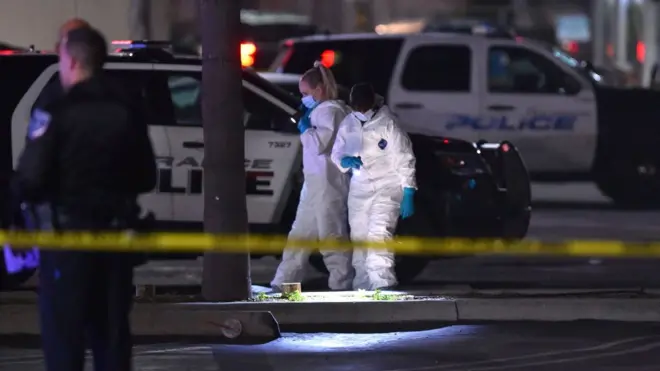 طلبت الشرطة من المواطنين الابتعاد عن موقع الحادث