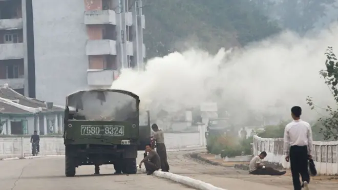함경남도 함흥시에서 고장난 목재 건조 증기 차량이 멈춰있다